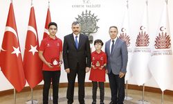 Çorum Valisi, TÜBİTAK yarışmasında Türkiye birincisi olan öğrencileri kutladı
