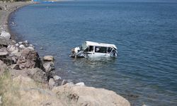 Van Gölü'ne düşen minibüsteki 11 kişi yaralandı
