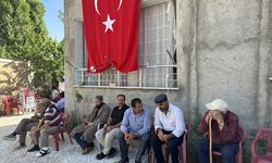 VAN - Şehit Piyade Uzman Çavuş Kırmızıkoç'un ailesinin evine Türk Bayrağı asıldı