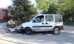 Amasya'da beton bariyere çarpan hafif ticari araçtaki 3 kişi yaralandı