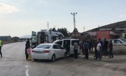 Amasya'da otomobil ile hafif ticari aracın çarpıştığı kazada 3 kişi yaralandı