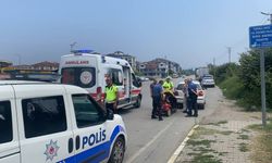 Düzce'de park halindeki otomobile çarpan elektrikli motosiklet sürücüsü yaralandı