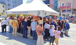 Salıpazarı Belediye Başkanı Akgül vatandaşlara aşure dağıttı
