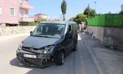 Samsun'da otomobil ile hafif ticari aracın çarpışması sonucu 3 kişi yaralandı