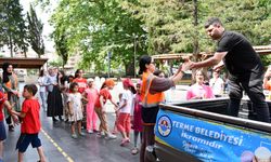 Terme Belediyesi çocuklara dondurma ikram etti
