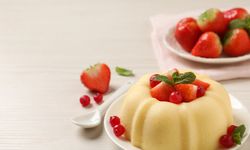 5 malzemeyle mükemmel Yaz tatlısı: Çilekli İrmik Tatlısı tarifi