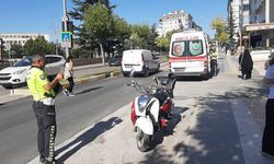 Fatih Caddesi'nde korkutan kaza: Otomobille çarpışan motosikletin sürücüsü yaralandı