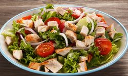 Hem hafif hem lezzetli: Yaza özel Tavuk Paneli Salata tarifi