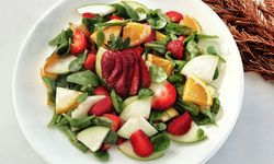 Yaz aylarında serinleyin: Sadece 10 dakikada Semizotlu ve Meyveli Yaz Salatası tarifi
