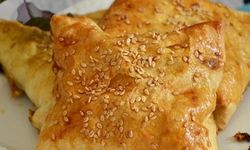 Kahvaltıların yıldızı: 2 yufkayla harikalar yaratan Peynirli Zarf Böreği tarifi