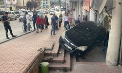Bolu'da el freni çekilmeyen otomobil dükkana çarptı