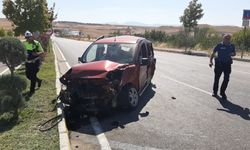 Çorum'da tır ile hafif ticari aracın çarpıştığı kazada 5 kişi yaralandı