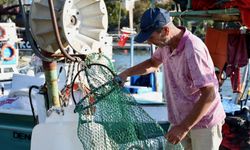 DOSYA HABER/BALIKÇI BARINAKLARININ EMEKTARLARI - Akçakocalı balıkçı 35 yıldır ekmeğini, sevdalısı olduğu denizden çıkarıyor