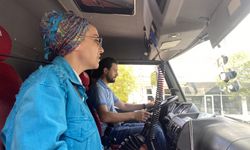 Kadın ağır vasıta direksiyon eğitmeni erkeklere tır, kamyon ve otobüs sürmeyi öğretiyor