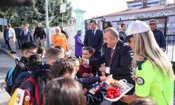 Tokat'ta okulun ilk gününde öğrencileri Vali Hatipoğlu karşıladı