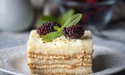 Şerbetli tatlılara veda edin: 5 malzeme ile Bisküvili İrmik Tatlısı nasıl yapılır?