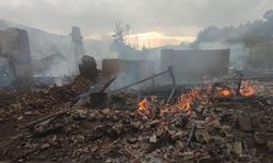 Çorum'da yangın dehşeti: 3 ev ve 6 samanlık kül oldu