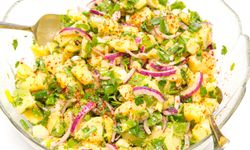 Altın günlerinin vazgeçilmez lezzeti: Sumak ve nar ekşisi ile harmanlanmış Patates Salatası tarifi