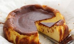 Cheesecake tutkunlarına özel: Az malzeme ile San Sebastian tarifi