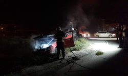 Kaza yapan alkollü sürücü otomobilde sıkıştı, araç alev alev yandı