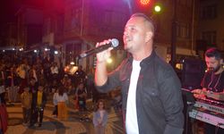 Akçakoca'daki konserde pop müzik sanatçısı Özgür Karakaş sahne aldı