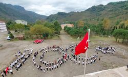 Ordu'da öğrenciler "Atatürk silüeti" ile "100. yıl" koreografisi oluşturdu