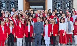 Samsun'da kaymakamlığın kadın çalışanları Cumhuriyet’in 100. yılında kırmızı beyaz giyindi