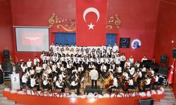 Trabzon'da lise öğrencileri Cumhuriyet'in 100. yılını kutladı