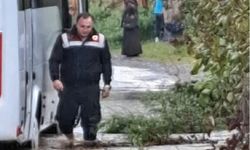Zonguldak'ta sağanak nedeniyle yolda mahsur kalan öğrencileri jandarma kurtardı