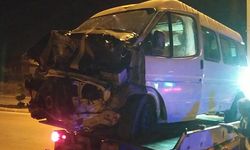Çorum-Cemilbey yolunda feci kaza: Minibüs evin bahçesine uçtu, 4 yaralı