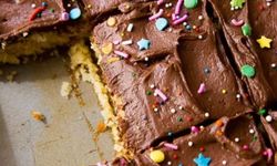 Bu kek tarifiyle herkesi etkileyin: Çikolata Soslu Vanilyalı Kek tarifi