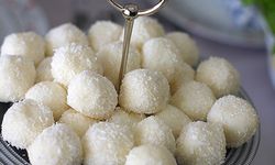 Şerbetli tatlılarda yeni trend: Hafif ve kolay Hindistan Cevizi Topları