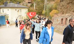 Bayraklarla dolu doğa yürüyüşü: Hitit Üniversitesi öğrencileri Cumhuriyet için yürüdü