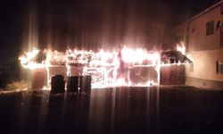 İskilip'te yangın alarmı: Düğün salonunun deposu alev alev yandı