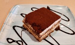 Bir dilim kimseye yetmeyecek: Yiyen herkesin bayıldığı Kakaolu Bisküvili Pasta tarifi