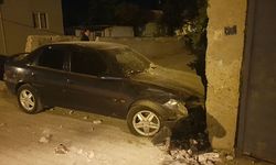 Alaca'da korkutan kaza! Çarpışan iki otomobil evin duvarına çarparak durdu
