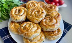 Misafirlerinizin aklını başından alacak lezzet: Herkes börek ustası yapan Patatesli Gül Böreği tarifi