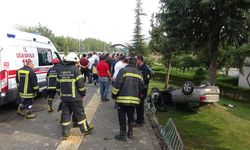 Tokat'ta Dehşet Anları: Park halindeki araca çarpan otomobil cami bahçesine uçtu: 11 yaralı