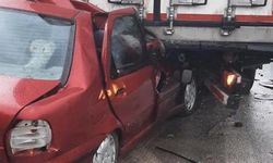 Tokat'ta can pazarı: Otomobil tıra çarptı: 3 ölü