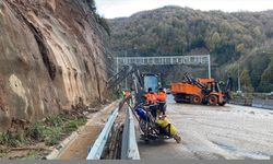 Heyelan riski nedeniyle ulaşıma kapatılan Bolu Dağı Tüneli İstanbul istikametinde çalışma yürütülüyor