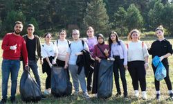 Mengen'de üniversite öğrencileri çevre temizliği yaptı