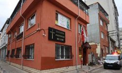 Pastöre tokatlı saldırıyla gündeme gelen kiliseye zorla girmeye çalışan alkollü şahıslar tutuklandı