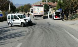 Çorum'da korkutan kaza! Kamyonla hafif ticari araç çarpıştı: 2 kişi yaralandı
