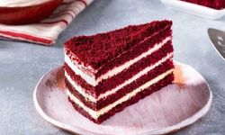 Yılbaşı için mükemmel tatlı: Misafirlerinizi büyüleyecek Kırmızı Kadife Pastası tarifi