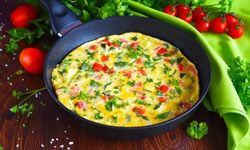 Kahvaltıların yıldızı: Sabahları renklendirecek Sebzeli Omlet tarifi