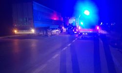 Çorum-Yozgat yolunda feci kaza! Otomobil TIR'ın altına girdi: 1 ölü