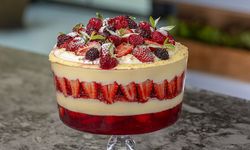 Meyveli lezzet bombası: Misafirlerinizi Büyüleyecek Trifle tarifi