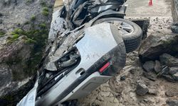 Artvin'deki heyelanda park halindeki araç zarar gördü