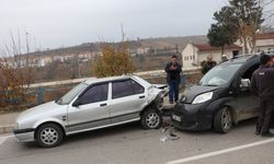 Samsun'da otomobille çarpışan hafif ticari araçtaki 2 kişi yaralandı