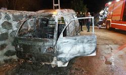 Samsun’da park halindeki araç tamamen yandı